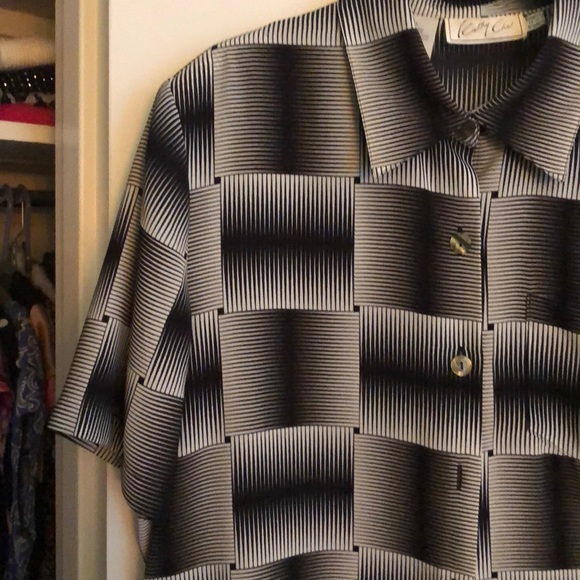 Short sleeve white and black blouse - Picture 5 of 7